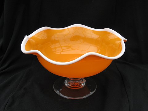 Orange svensk glasskål.
H. 10,5 cm.
D. 20 cm.
