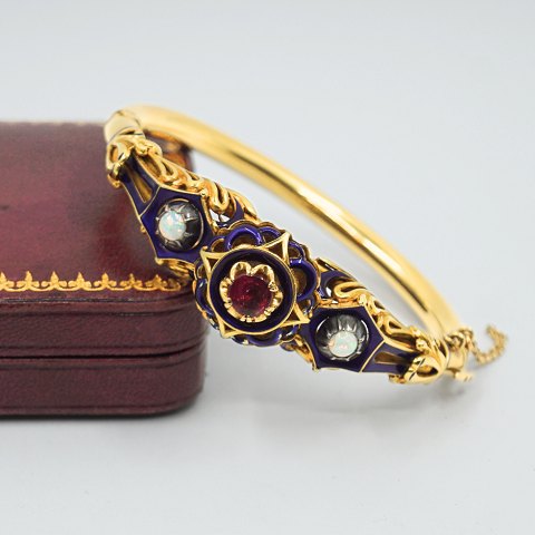 Armring af 18 kt. guld prydet med opal, rubin og emalje, midt 1800-tallet