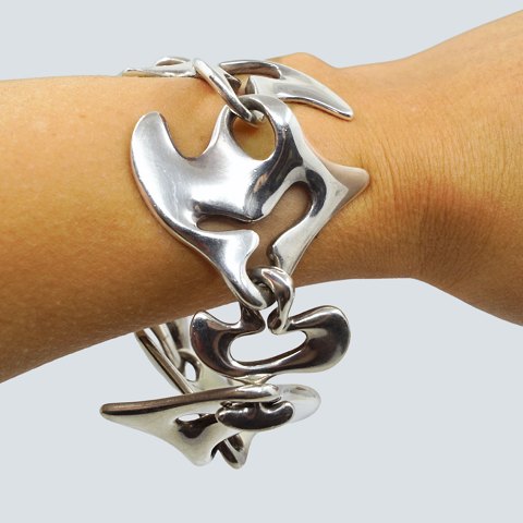 Henning Koppel for Georg Jensen; Amøbe sølvarmbånd