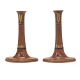 Et par empire lysestager på oval fod fremstillet i metal dekoreret med 
landskabsmotiver. Tyskland ca. år 1840. H: 19,5cm