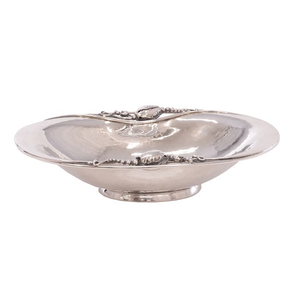 Georg Jensen oval Magnolia skål 2A stemplet Georg Jensen udført i sterlingsølv. 
H: 5cm. Skål: 20x14cm