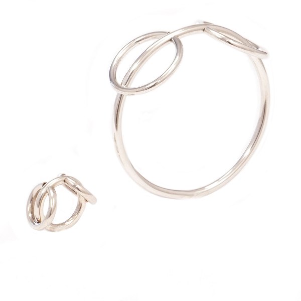 Anni & Bent Knudsen sterlingsølv smykkesæt bestående af cirkelformet arm- og fingerring begge monteret med to mindre bevægelige cirkler. Armring indv. D: 6,5cm. Ringstr. 51