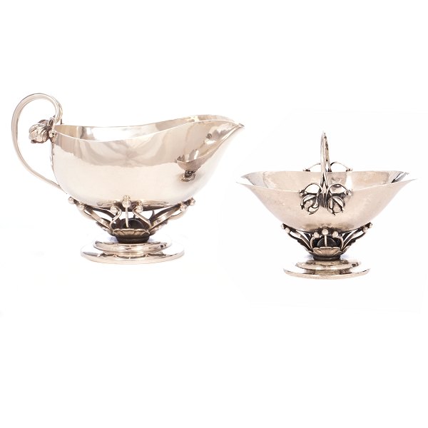 Georg Jensen sukker- og flødesæt #235 udført i sølv. Stemplet Georg Jensen. Kande H: 9cm. L: 13,5cm. Samlet vægt: 277gr