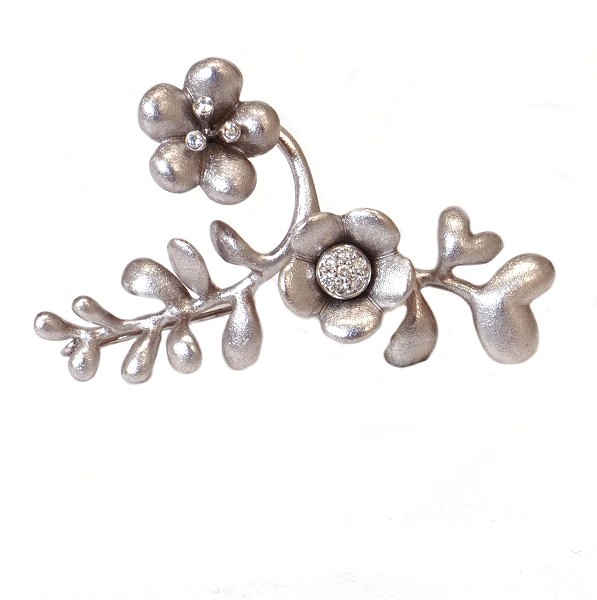 Ole Lynggaard blomstervedhæng/-lås udført i 18kt hvidguld og prydet brillanter. Stemplet Ole L. Mål: 48x32mm