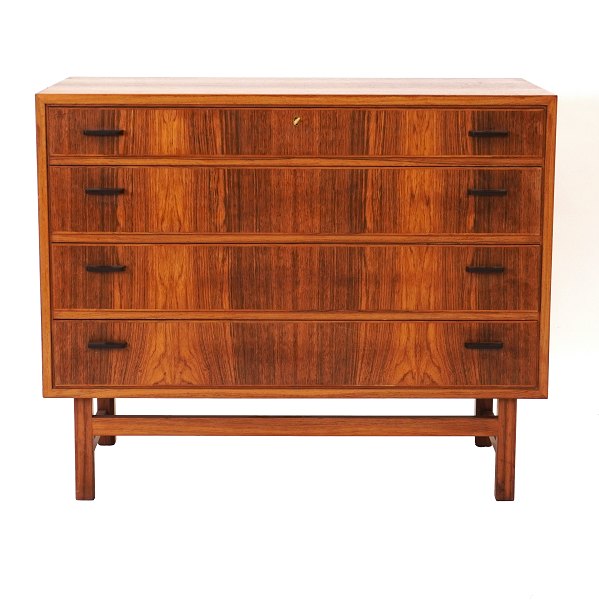 Kommode med fire skuffer fremstillet af Kjeld Jørgen Aagesen og tilkendt svendeprøve broncemdailje 31.10.1968. H: 74cm. B: 90cm. D inkl greb: 47cm