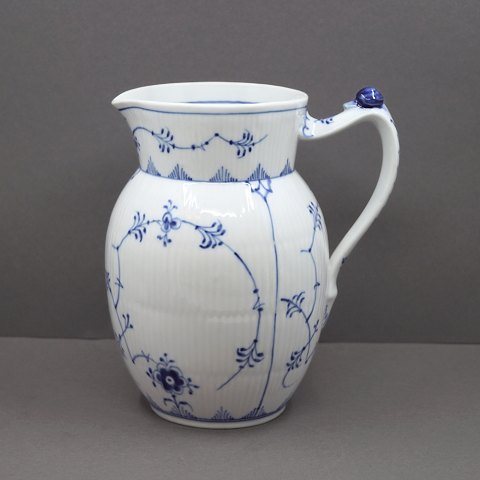 Royal Copenhagen, musselmalet riflet porcelæn; Kande med hank, Nr. 450