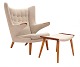 Hans J. Wegner Bamsestol med fodskammel. Hans Jørgen Wegner, 1914-2001, 
Bamsestol med fodskammel. Negle og håndtag udført i teak. AP19 og AP29. God 
stand med nyere polstring. Lette brugsspor.