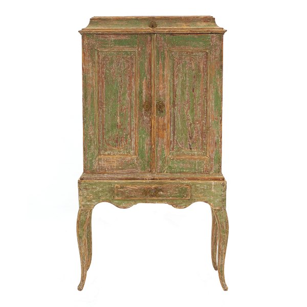 Svensk rokoko skab. Overdel med to låger bag hvilke hylder. Toppen med lille aflåseligt rum. Sverige ca. år 1760. H: 164cm. B: 91cm. D: 39cm