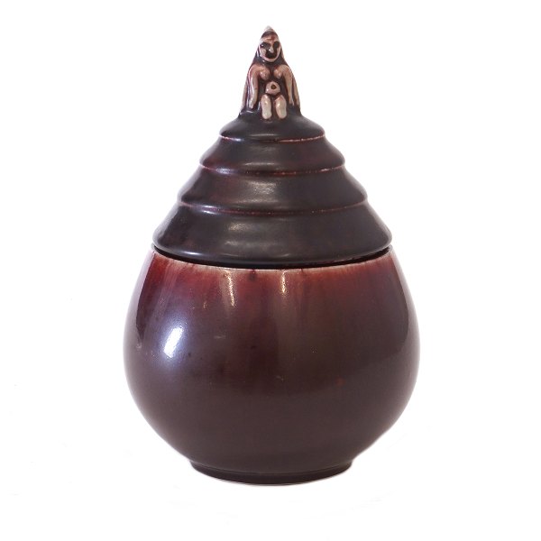 Bode Willumsen lågkrukke i stentøj med lågknop i form af kvindelig figur. Signeret Bode Willumsen Royal Copenhagen 20122. H: 17,5cm