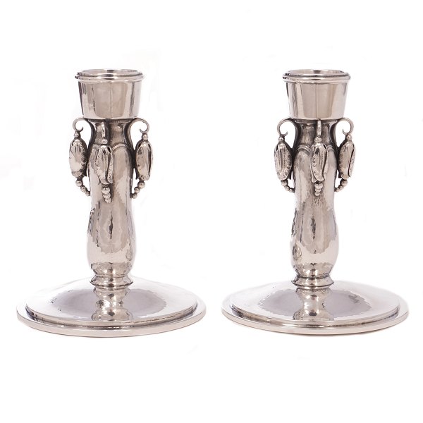 Et Par Georg Jensen Magnolia sterlingsølv lysestager #2. Stemplet Georg Jensen. H: 10,5cm. V: 588gr